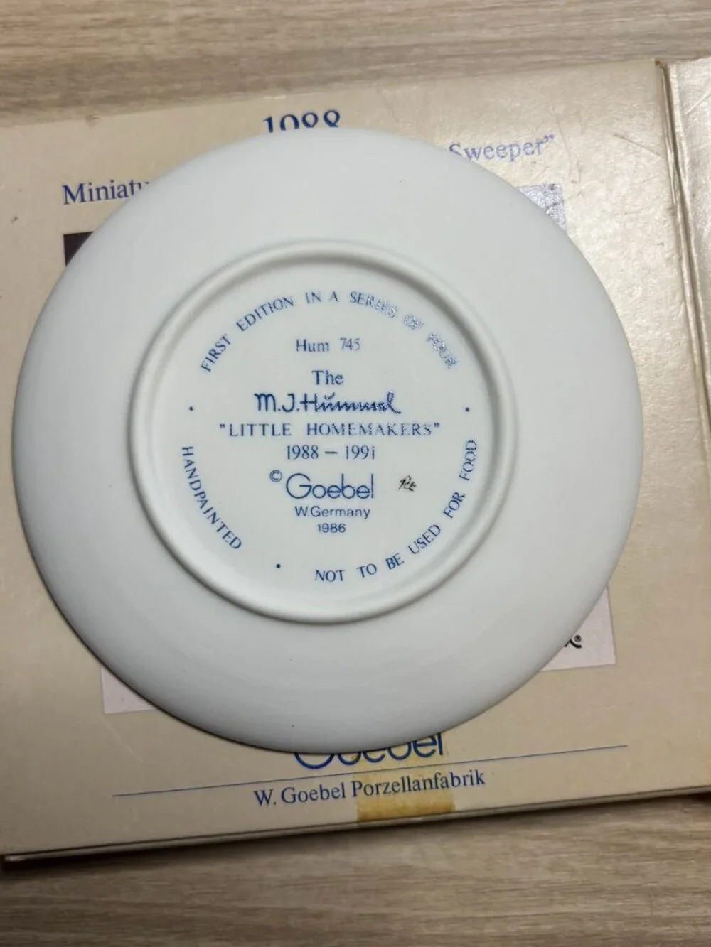 vintage 1988 Goebel Hummel miniature Little Sweeper plate Little Homemaker serie